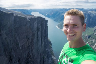 Norveç'te arka plan üzerinde güzel fiyort ile üst selfie alarak genç gezgin