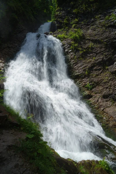 Bela cachoeira nos fiordes da Noruega — Fotografia de Stock