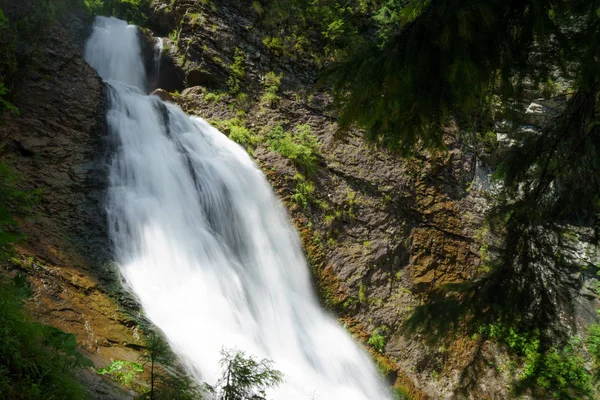 Bela cachoeira nos fiordes da Noruega — Fotografia de Stock