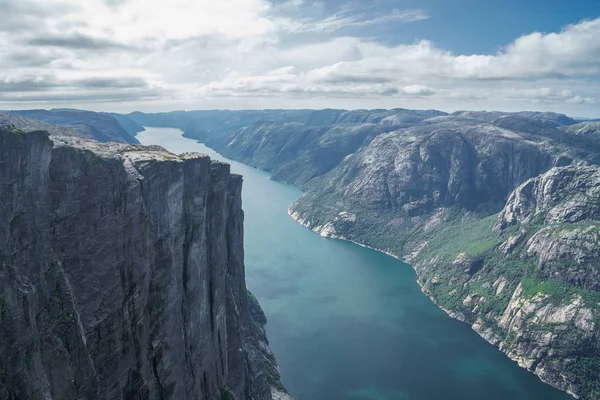 Bonito fiordo en Noruega. Vista desde arriba — Foto de Stock