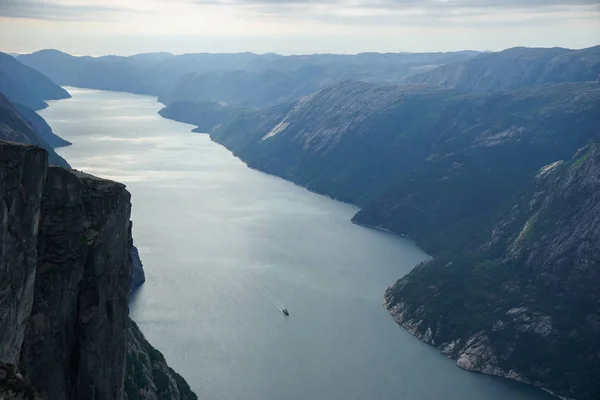 Bonito fiordo en Noruega. Vista desde arriba — Foto de Stock