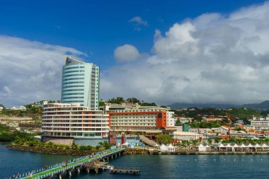 Cruise ship den bağlantı noktasının Fort-De-France, Martinik göster