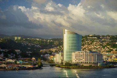 Cruise ship den bağlantı noktasının Fort-De-France, Martinik göster