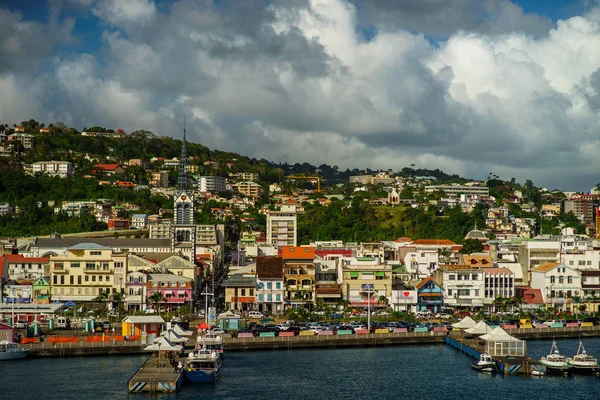 A város és a tengerpart Fort-De-France, Martinique — Stock Fotó