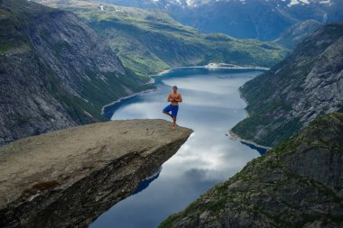 Yog kenarında Trolltunga dua ediyor. Norveç