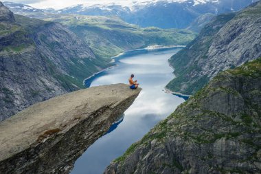 Yog kenarında Trolltunga dua ediyor. Norveç