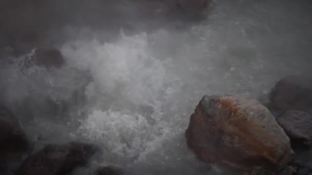 Кипячение гейзера минеральной воды в замедленной съемке — стоковое видео