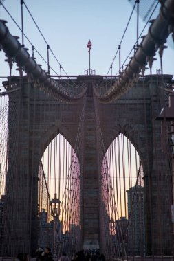 Stars and Stripes üstünde uçan brooklyn Köprüsü'nün kule yapı görünümünü kapat