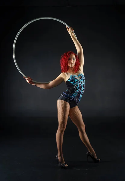 Belle femme rousse artiste de cirque aux cheveux avec un cerceau — Photo