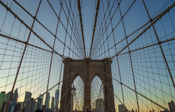 Ponte Brooklyn em Nova Iorque com uma perspectiva geométrica ao pôr-do-sol — Fotografia de Stock