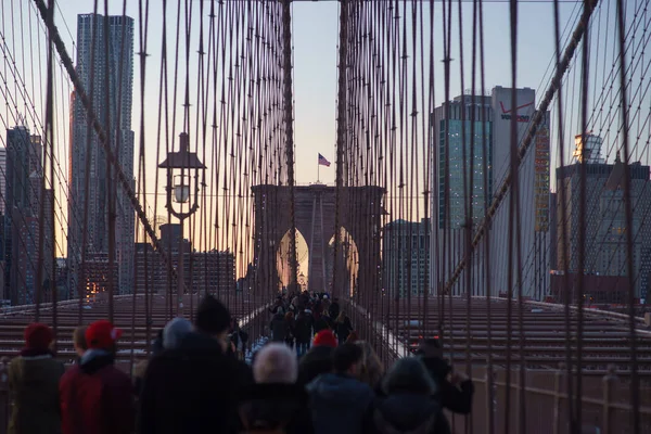 Ponte Brooklyn em Nova Iorque com pessoas desfocadas ao pôr-do-sol — Fotografia de Stock