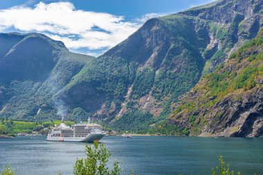 Sunnylvsfjorden Fiyort ve cruise gemi nefes kesen manzarası. Batı Norveç