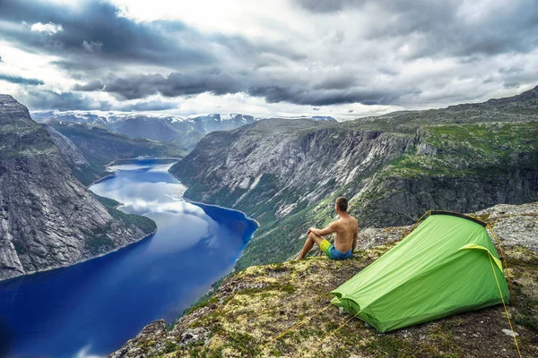 Paisaje de fiordos noruego con tienda de campaña y viajero joven. Noruega aventura — Foto de Stock