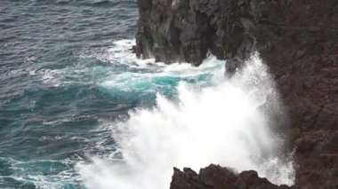 Uyanık kayalıklarla ve hava bulutlu gökyüzü, Sao Miguel Island, Azor ile yağmur içinde kıyı şeridi