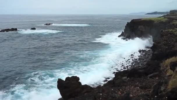 Aussichtspunkt auf Klippen und Küste bei regnerischem Wetter mit bewölktem Himmel, Insel Sao Miguel, Azoren — Stockvideo