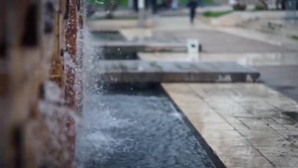 Fuente en la plaza Rossio en el corazón de Lisboa en cámara lenta — Vídeo de stock