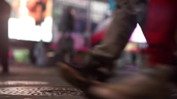 Verschwommene Menschen, die durch eine Stadtstraße gehen — Stockvideo