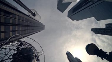 gökdelenler ve mavi gökyüzü arka plan üzerinde ünlü dünya