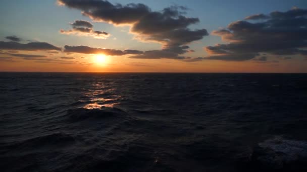 Belo pôr do sol no oceano atlântico com nuvens incríveis — Vídeo de Stock