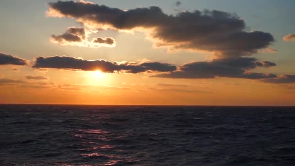 Красивый закат в Атлантическом океане с удивительными облаками — стоковое видео