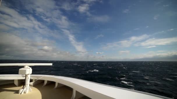 Boeg van een cruiseschip met de zee aan de voorkant — Stockvideo
