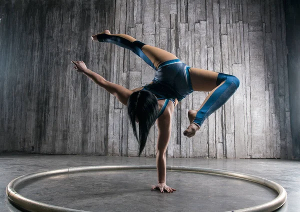 Joven Mujer Acrobat Pie Mano Sobre Fondo Gris Estudio Fotografía — Foto de Stock