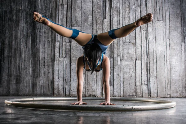 Unga Kvinnliga Acrobat Står Över Grå Bakgrund Fotostudio Flexibel Kvinna — Stockfoto