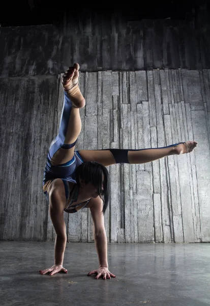 Joven Mujer Acrobat Pie Mano Sobre Fondo Gris Estudio Fotografía — Foto de Stock