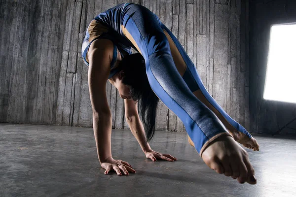 Joven Mujer Acrobat Pie Mano Sobre Fondo Gris Estudio Fotografía — Foto de Stock