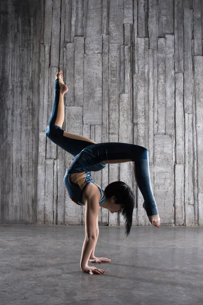 Joven Mujer Acrobat Pie Mano Sobre Fondo Gris Estudio Fotografía — Foto de Stock