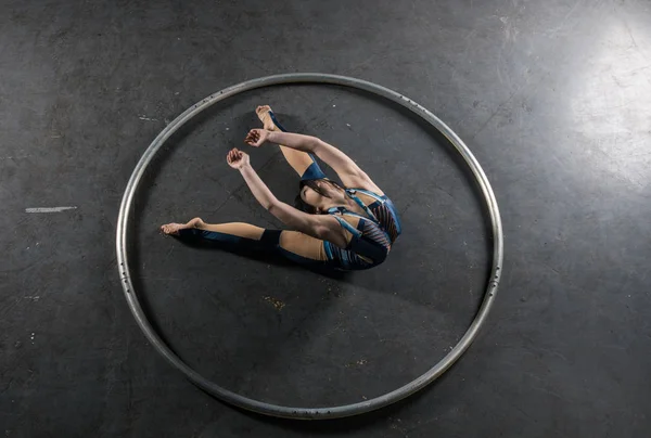 Chica Joven Gimnasta Con Pelo Negro Haciendo Trucos Flexibles Dentro — Foto de Stock