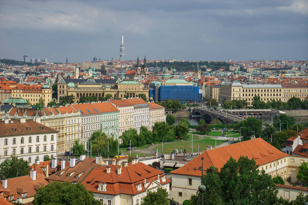 Вид Будапешта с высоты птичьего полета с зелеными шипами и дождевыми облаками
