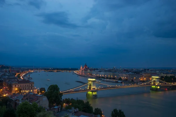ドナウ川、ブダペストの橋と夜間の都市景観ビュー — ストック写真