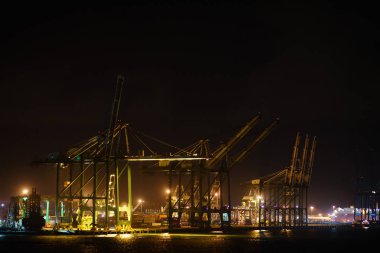 Limanda büyük vinçler ile konteyner terminali. Panama, iki nokta üst üste