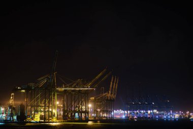 Limanda büyük vinçler ile konteyner terminali. Panama, iki nokta üst üste