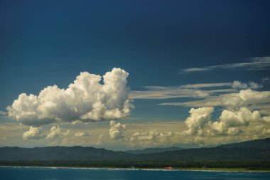 Yaz panoramik deniz ve dağ silsilesi şaşırtıcı beyaz bulutlar Kosta Rika ile