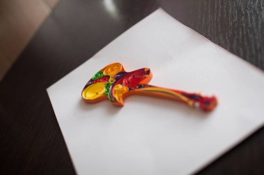 Kağıt elektro gitar zanaat quilling masada teknik yapılan