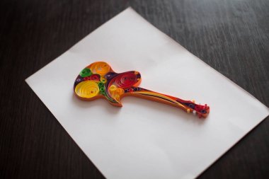 Kağıt elektro gitar zanaat quilling teknik yapılan.