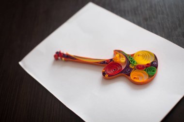 Kağıt elektro gitar zanaat quilling masada teknik yapılan