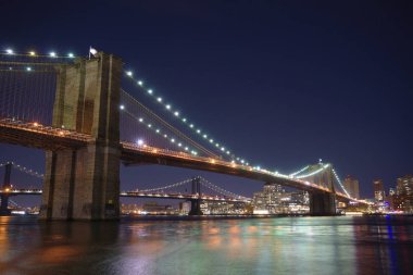 Manhattan Köprüsü ve Brooklyn manzarası güzel yansıması bulanık nehre gece ile