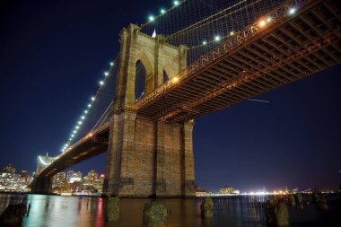 Manhattan Köprüsü ve Brooklyn manzarası güzel yansıması bulanık nehre gece ile