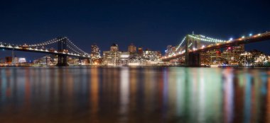 Brooklyn ve Manhattan Bridge gece ve güzel manzarası ile gece nehre yansıması bulanık