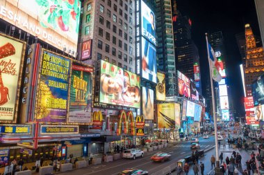 New York City - 12 Mart 2018: Times Meydanı bir meşgul turist kavşak neon sanat ve ticaret ve New York şehrinin ikonik bir sokak