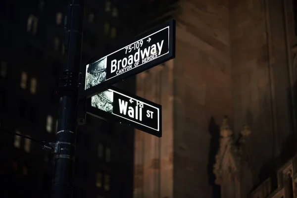 Carteles Broadway Wall Street Por Noche Manhattan Nueva York — Foto de Stock