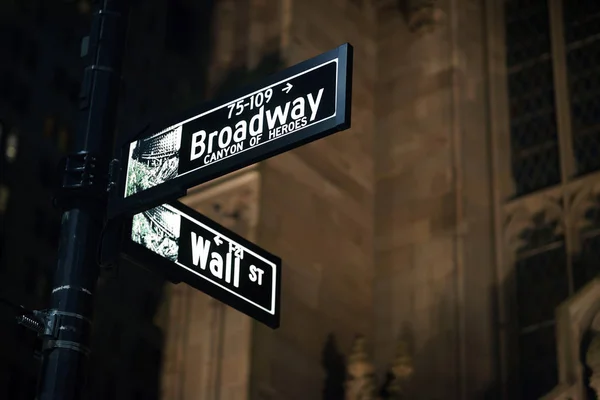 Carteles Broadway Wall Street Por Noche Manhattan Nueva York — Foto de Stock