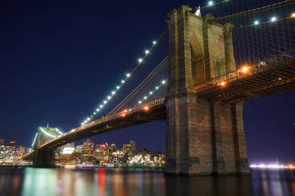 Manhattan Köprüsü ve Brooklyn manzarası güzel yansıması bulanık nehre gece ile