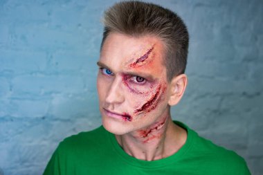 Profesyonel makyaj gencin kanlı korkunç yara izi ile