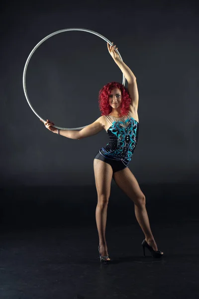Belle femme rousse artiste de cirque aux cheveux avec un cerceau — Photo