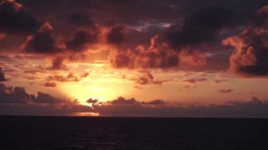 Okyanusun, bulutlar ve gökyüzü inanılmaz renk ile büyüleyici bir gün batımı