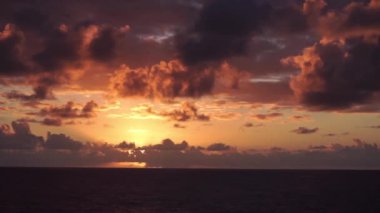 Okyanusun, bulutlar ve gökyüzü inanılmaz renk ile büyüleyici bir gün batımı